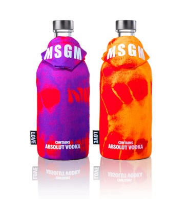 Il retro di una coppia di bottiglie viola-rosso Limited Edition Absolut Better Together
